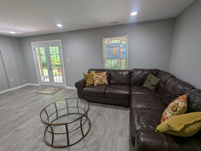 Building Photo - Beautiful 3 level END UNIT townhouse that ...