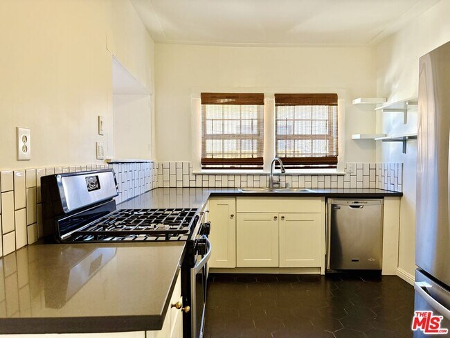 Building Photo - 2130 W 29th Pl