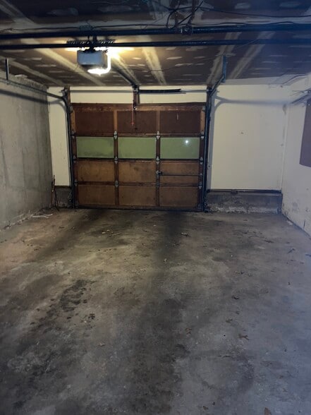 Building Photo - 347 Oakland St