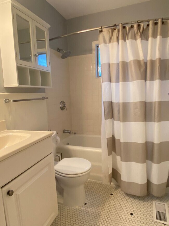Building Photo - 2 Bedroom 2 Bathroom plus Bonus Room with ALL Appliances Included