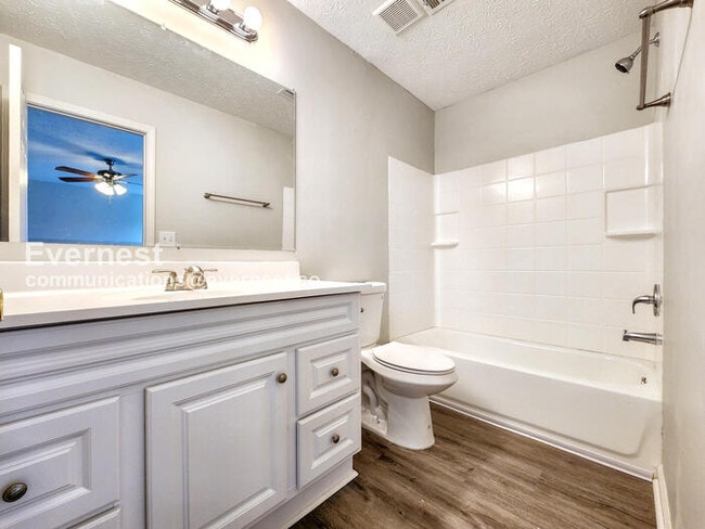 Building Photo - 707 Cloverdale Dr