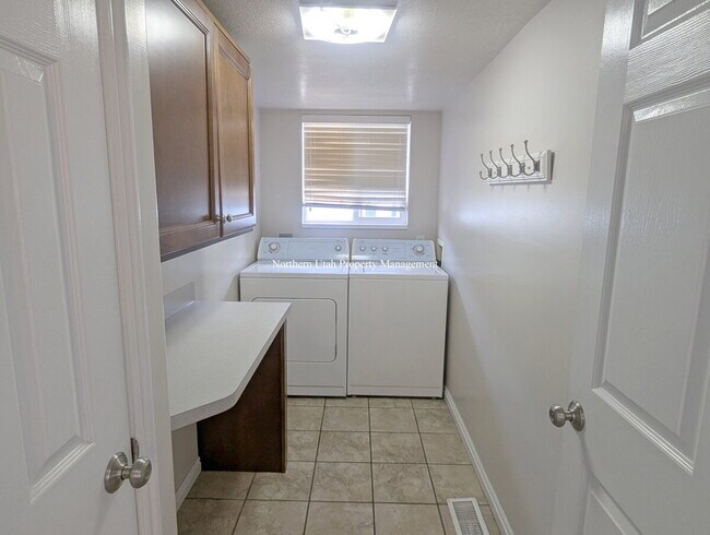 Building Photo - 4-Bed, 3.5 Bath Home with Scenic Views in South Ogden