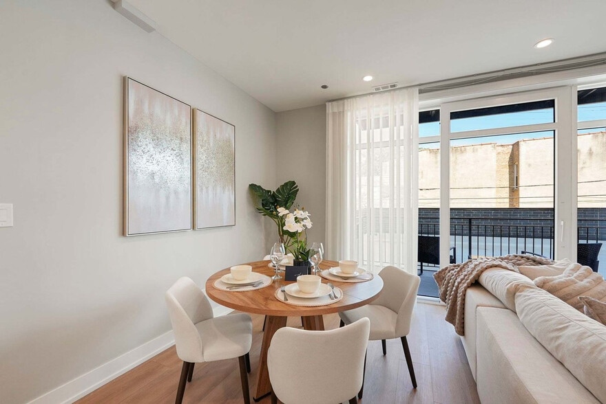 Building Photo - 2344 W Polk St