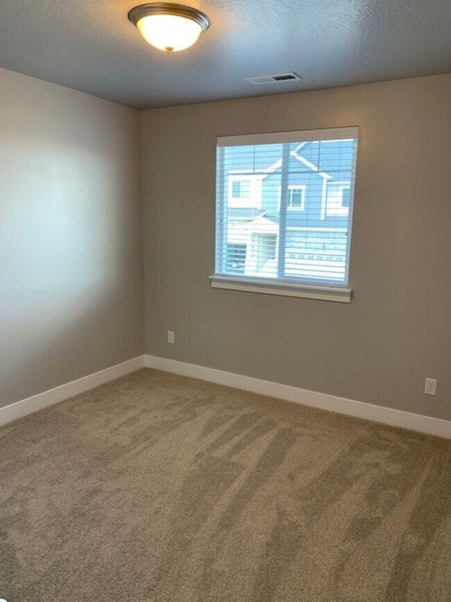 Building Photo - Beautiful Townhome in Great Location!