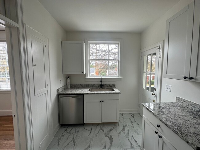 Building Photo - Fully Renovated 1-Bedroom Duplex in the Heart of Shandon – Minutes from USC & Fort Jackson! - 373...