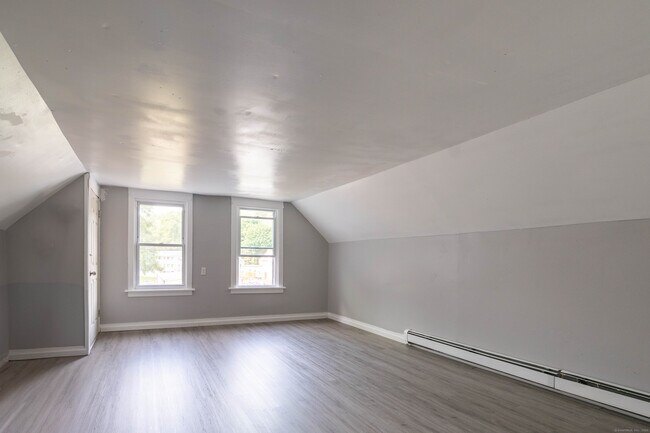 Building Photo - 324 Norwich Ave