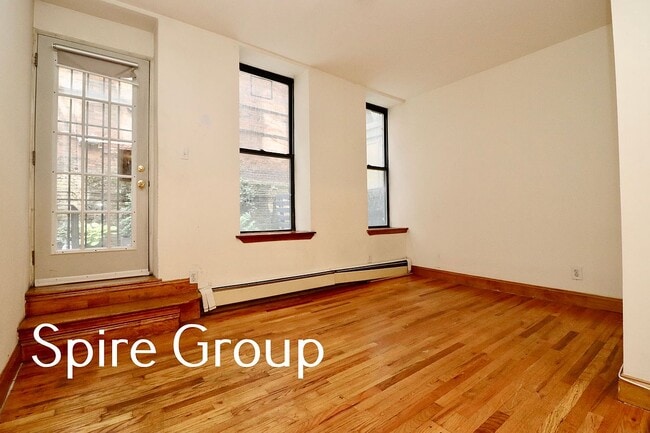 Building Photo - 814 10th Ave