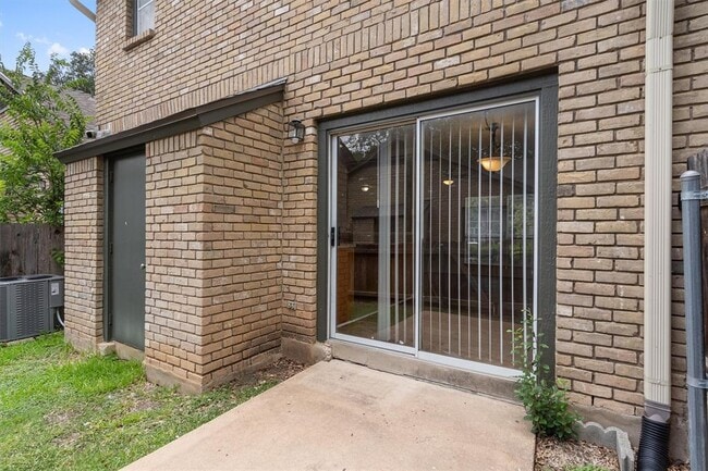 Building Photo - 1015 E Yager Ln