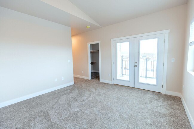 Building Photo - Beautiful 3br Townhome w 1-car Garage (2024)