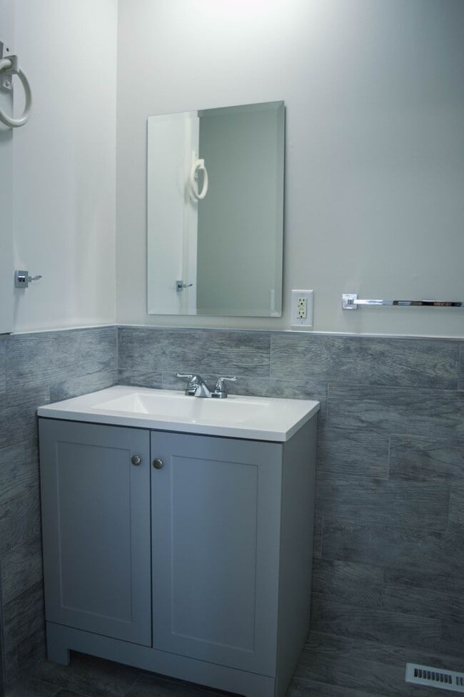 Building Photo - Renovated 3 Bedroom 2 Bathroom Single-Family Home!