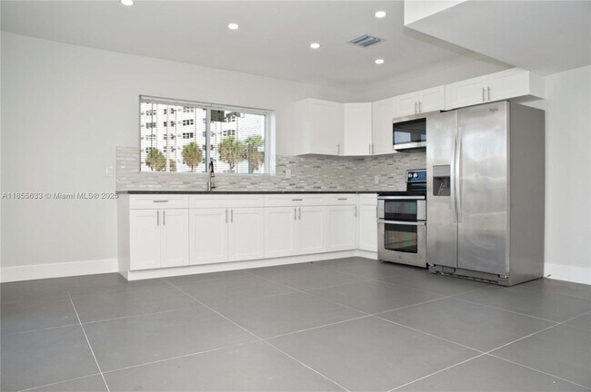 Building Photo - 4051 N Ocean Dr