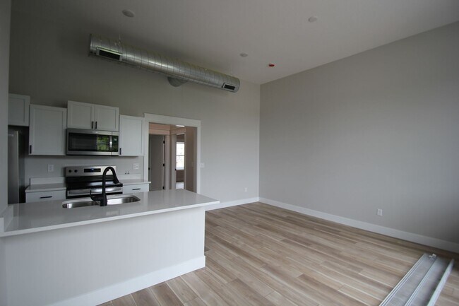 Building Photo - Historic Panora Apartments Fully Remodeled