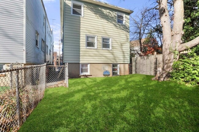 Building Photo - 576 Ave E