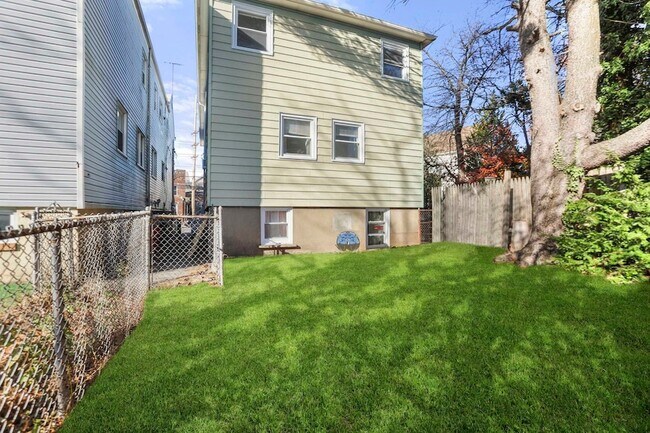 Building Photo - 576 Avenue East Unit