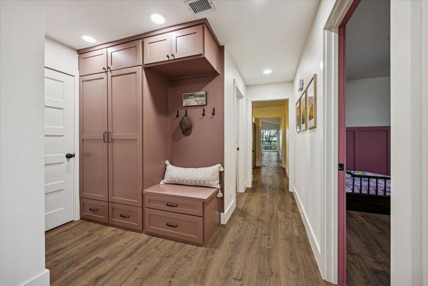 Building Photo - 6407 Lynn Ln