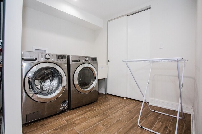 Building Photo - 431 N Northwest Hwy