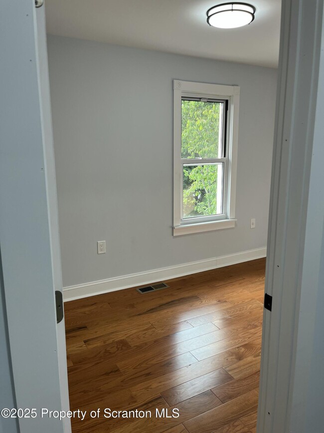 Building Photo - 808 1/2 Eynon St