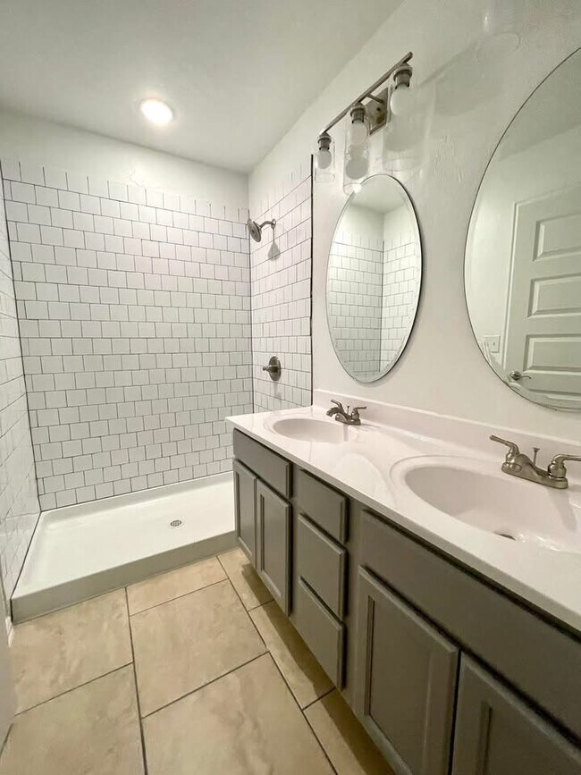 Building Photo - 914 Indian Plns Rd