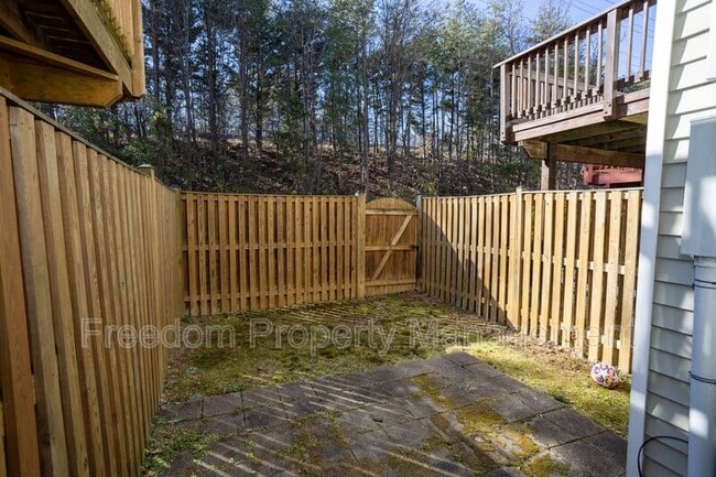 Building Photo - 16326 Taconic Cir