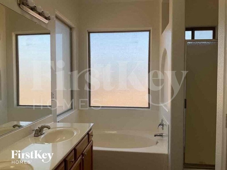 Building Photo - 13034 W Ash St