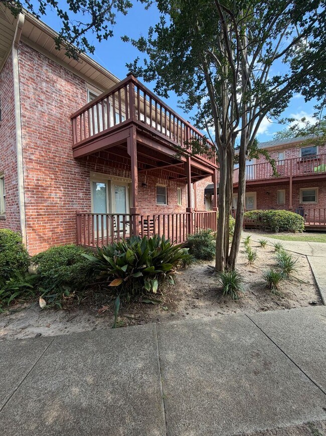 Building Photo - Large Studio Condo Downtown Walking Distance to the Florida State Capitol