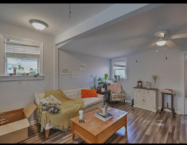 Building Photo - 3 Bedroom 1 Bath Apartment - Downtown Charleston