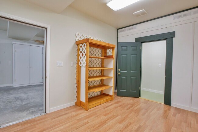 Building Photo - Country Home on Acreage and Pet Friendly!