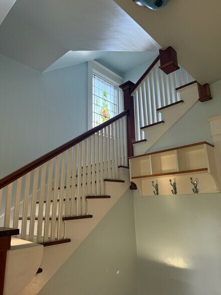 Building Photo - 4534 Thackeray Pl NE