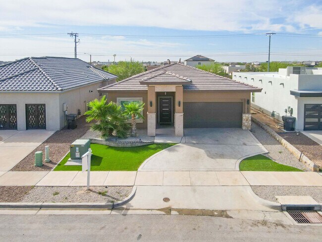 Building Photo - Beautiful East side House with 4 bed-2 baths