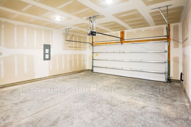 Building Photo - 411 Zenith Blvd