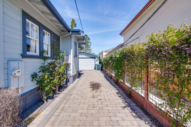 Building Photo - Updated Bungalow located in Downtown Redwood City & 15 miles from SF International Airport