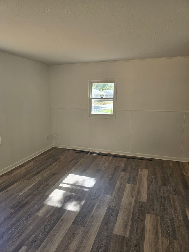 Building Photo - 3 bedroom 1 bath home for $1100