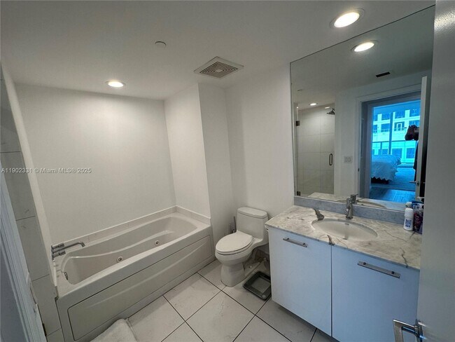 Building Photo - 500 Brickell Ave