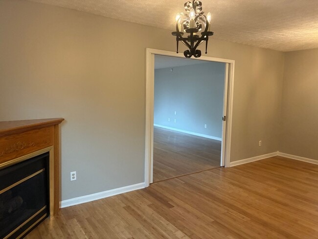 Building Photo - **NEW PRICE**   **New Paint**   **New Carpet**  Ready for YOU!!