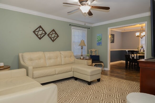 Building Photo - Spacious Stay for Crews | 4BR + Parking + ...