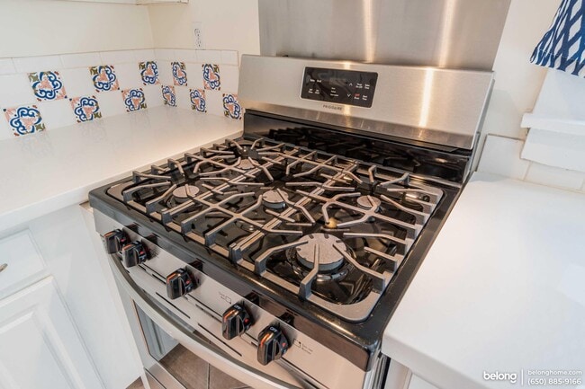 Building Photo - 2400 Bonar St