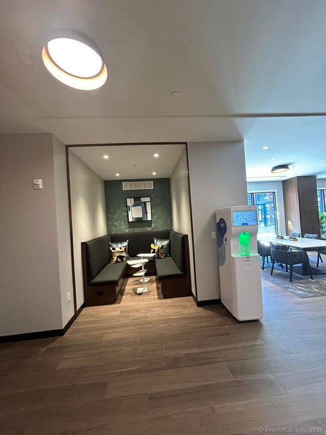 Building Photo - 711 Summer St