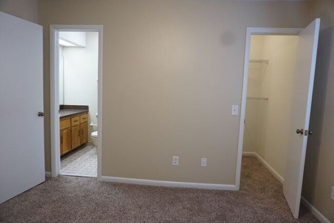 Building Photo - Mandarin Townhome