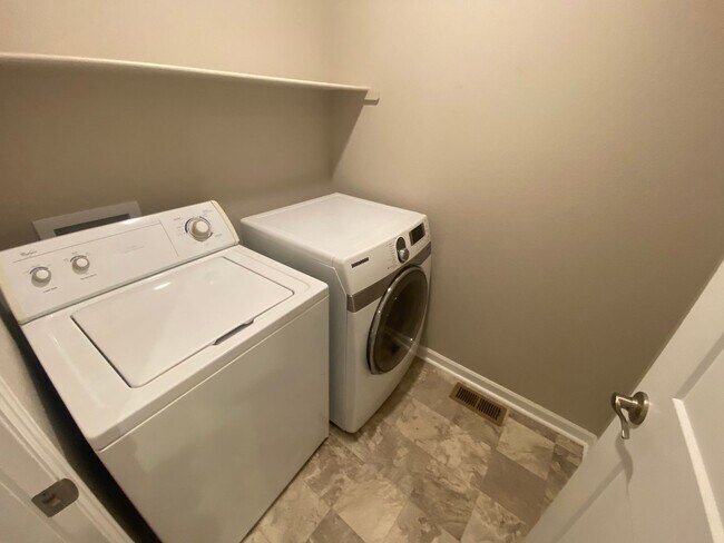 Building Photo - Spacious Englewood Home