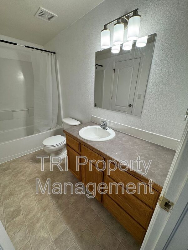 Building Photo - 2027 Birch Ave