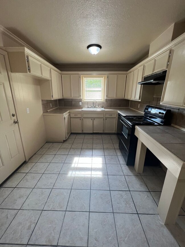 Building Photo - Nice Spacious 3 Bed 1.5 Bath House Total Electric.  Yard Care Included.  Fridge & Washer and Drye...