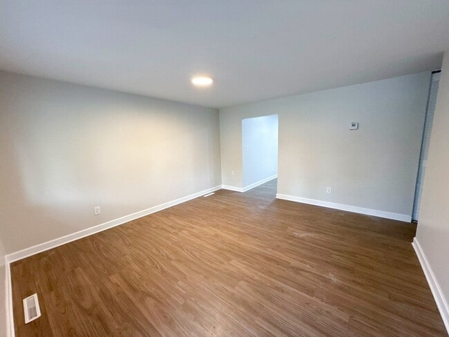 Building Photo - Spacious & Stylish Living in Columbus – 4B...