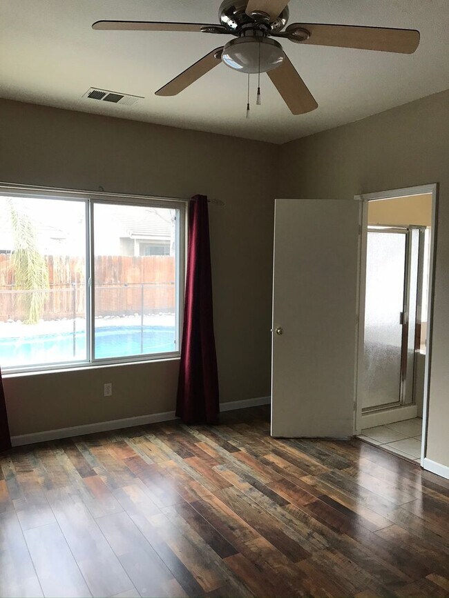 Building Photo - 3 Bedroom 2 Bathroom Home In Southwest Visalia with a Pool and SOLAR!
