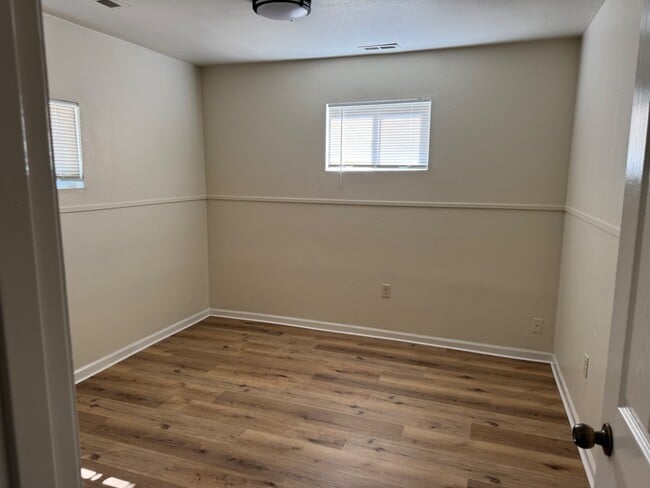 Building Photo - 560 E 47th Pl