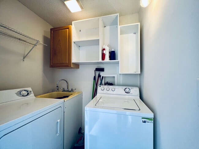 Building Photo - 1510-1512_CANDLEWYCK