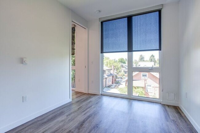 Building Photo - Luxury One Bedroom! Near Salt and Straw an...