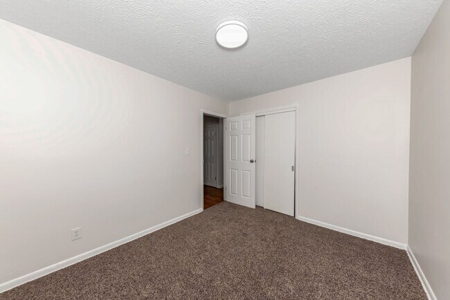 Building Photo - 1272 Zettler Rd