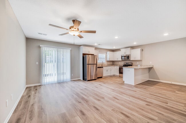 Building Photo - 511 Pine Dr