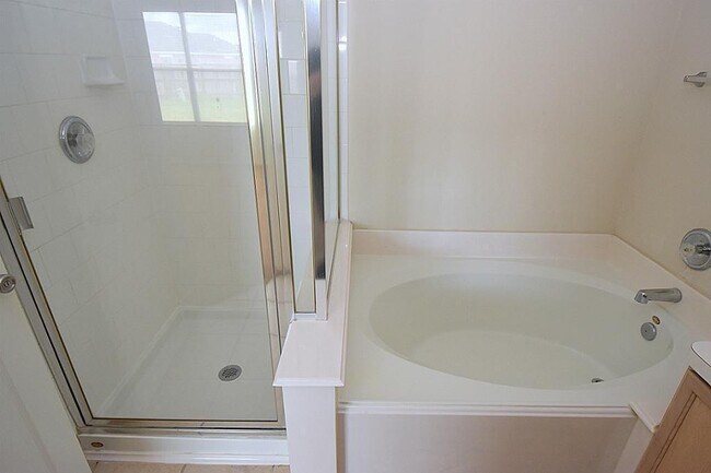 Building Photo - 3 BEDROOM 2 BATH COZY HOME WITH NEW UPGRAD...