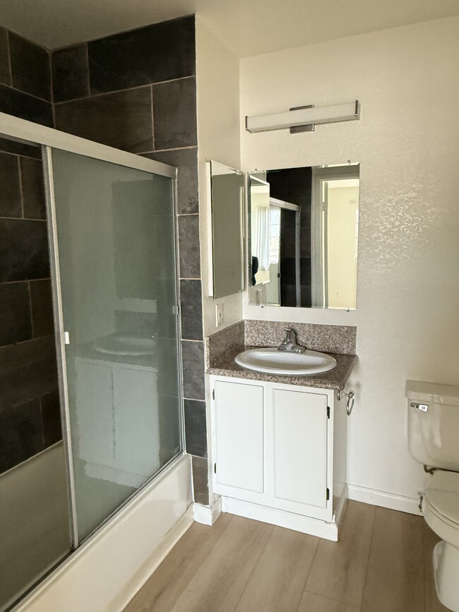 Building Photo - 715